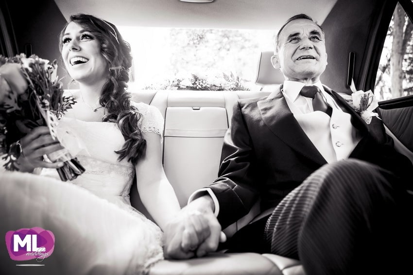La novia y el padrino en el coche